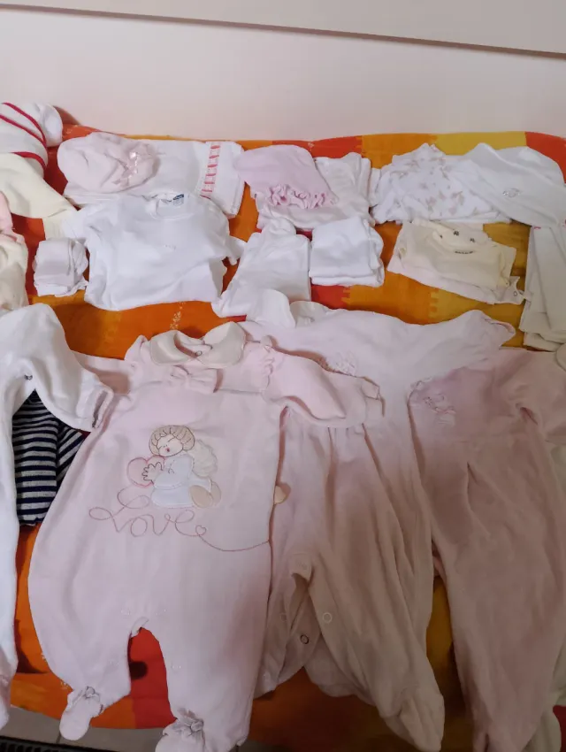 Lotto vestitine, tutine, calzini neonato