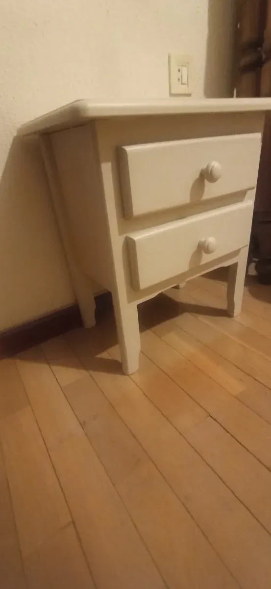 Mesita de noche en blanco roto de madera.