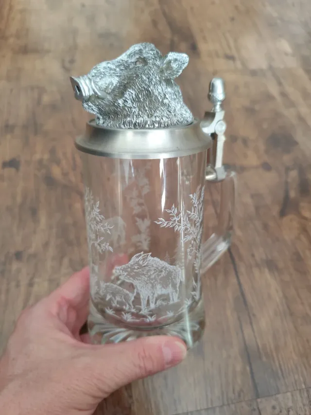 Jarra de cristal com tampa de javali
