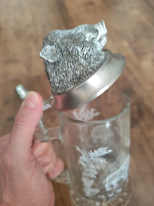 Jarra de cristal com tampa de javali