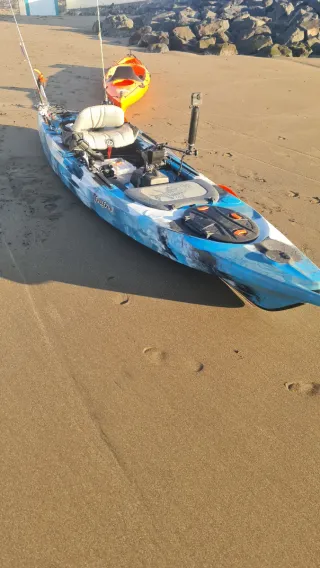 Kayak de pesca azul y blanco