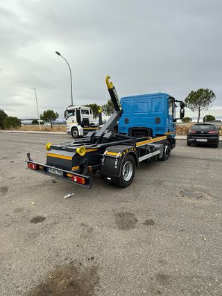Camión Multilift porta contenedores