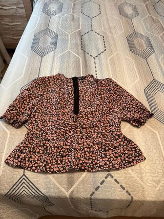 Blusa floral con volantes