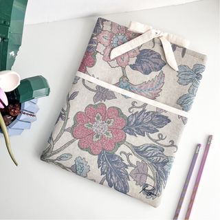 Funda literaria floral