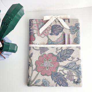 Funda literaria floral