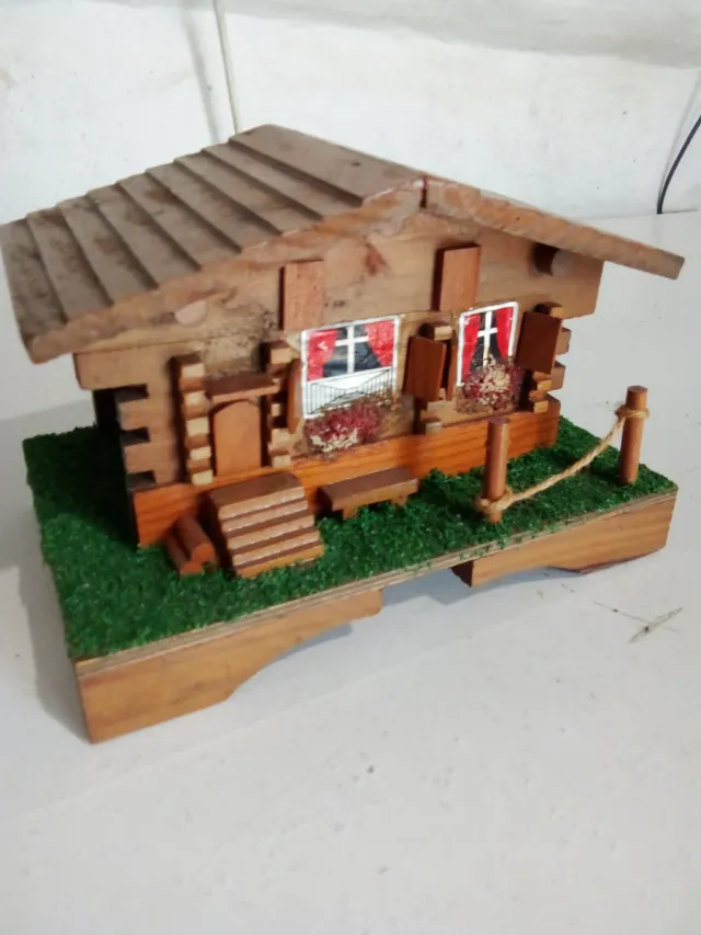 Deliziosa casetta portagioie in legno