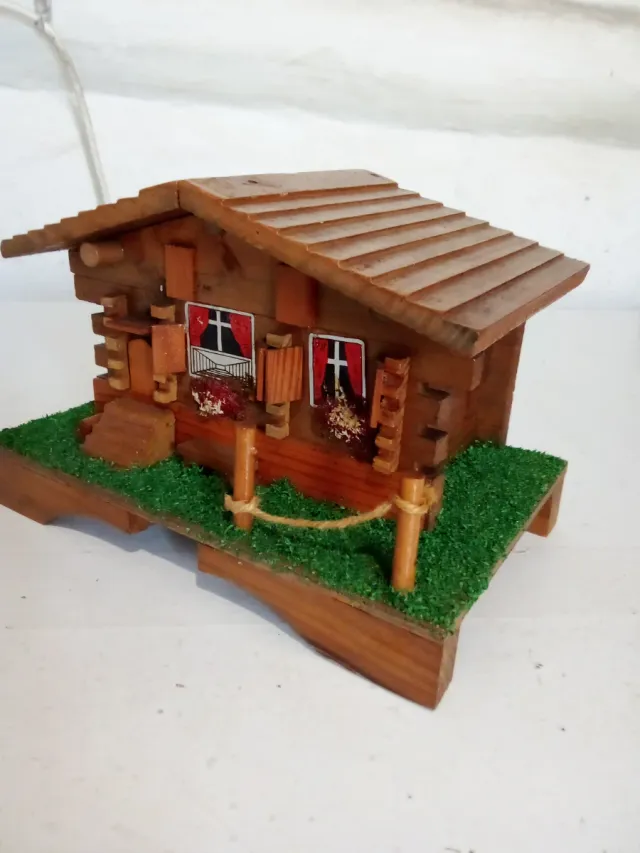 Deliziosa casetta portagioie in legno