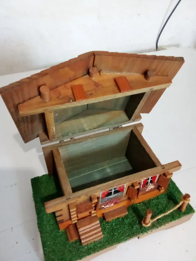 Deliziosa casetta portagioie in legno