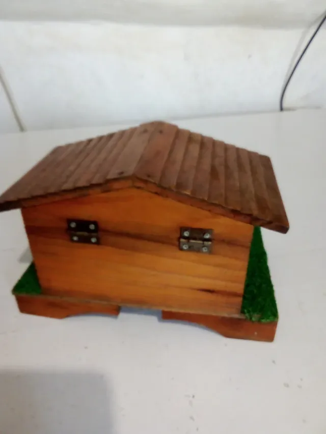 Deliziosa casetta portagioie in legno