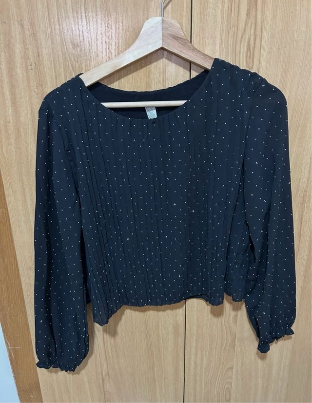 Blusa negra plisada con lunares