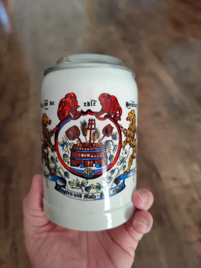 Jarra de cerâmica com tampa metálica