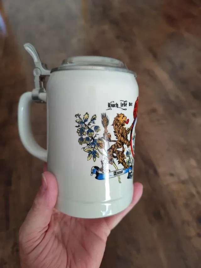 Jarra de cerâmica com tampa metálica