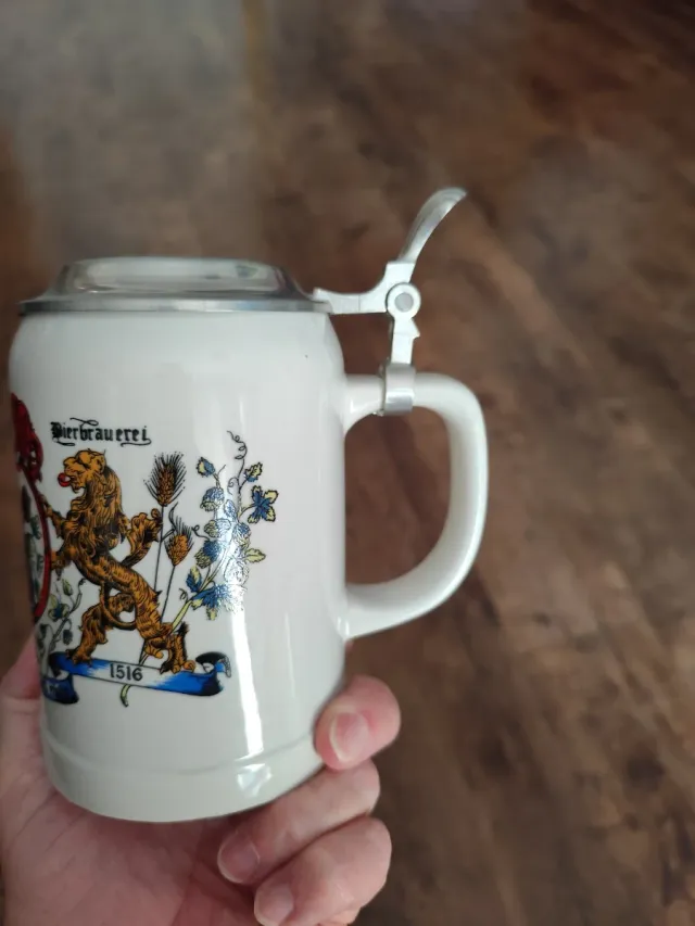 Jarra de cerâmica com tampa metálica