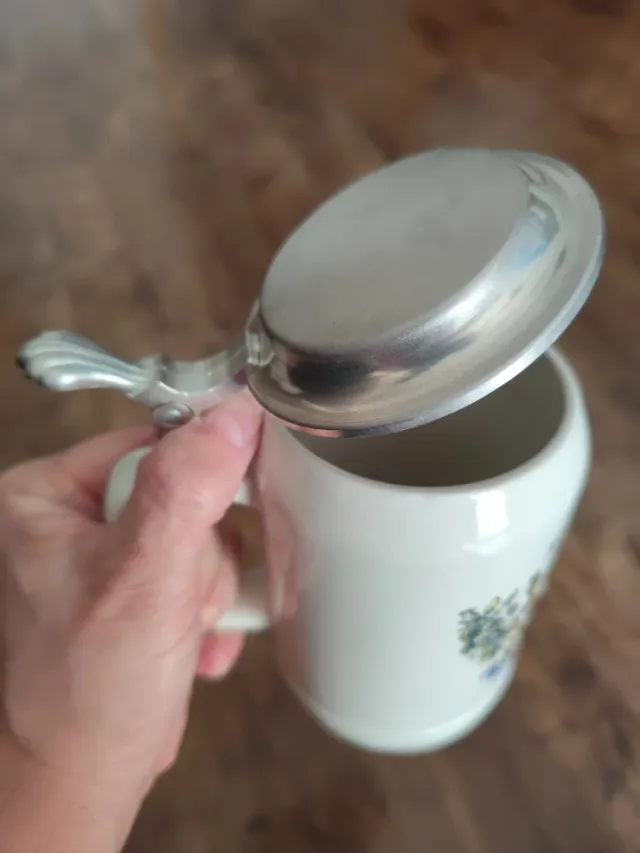 Jarra de cerâmica com tampa metálica