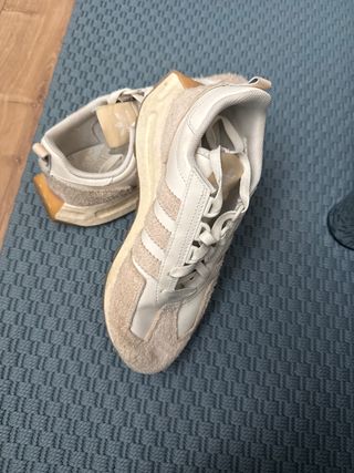 Zapatillas Adidas Originales Beige y Blanco.