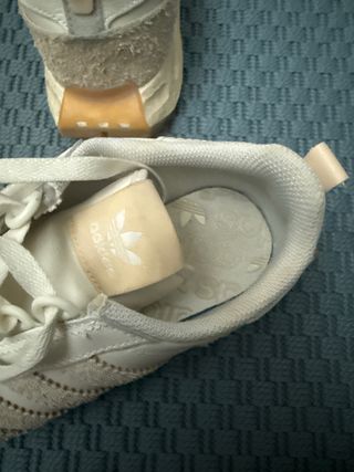 Zapatillas Adidas Originales Beige y Blanco.