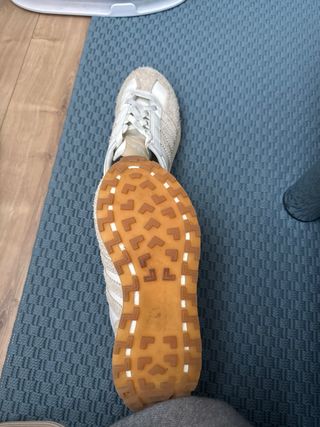 Zapatillas Adidas Originales Beige y Blanco.