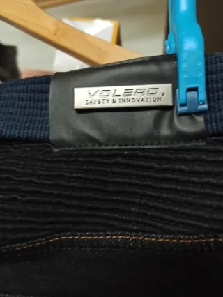 Pantalón de moto oscuro con cinturón