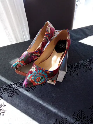 Zapatos Mustang Tela Flores Talla 38.