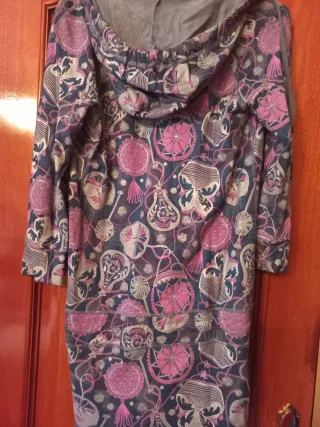 Vestido con capucha estampado talla M