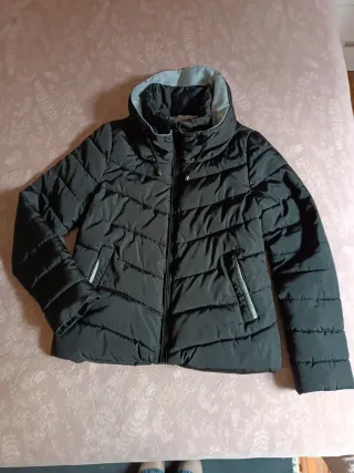 Chamarra acolchada negra con cremallera