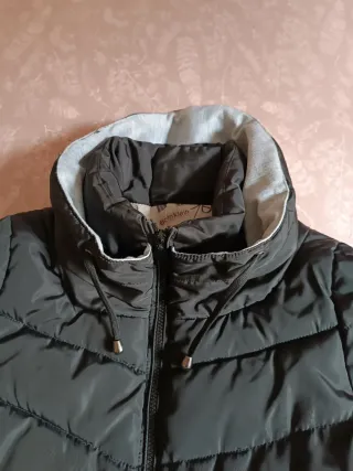 Chamarra acolchada negra con cremallera