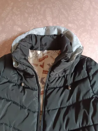 Chamarra acolchada negra con cremallera