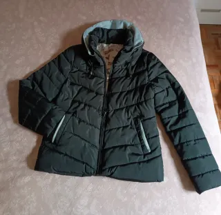 Chamarra acolchada negra con cremallera