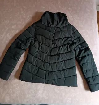 Chamarra acolchada negra con cremallera