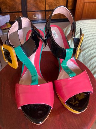 Sandalias Ezzio Charol Multicolor