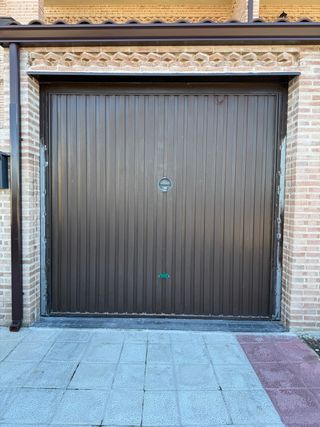 Puerta de garaje abatible