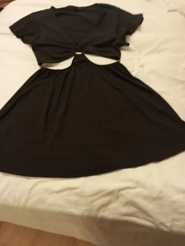 Vestido negro cut-out