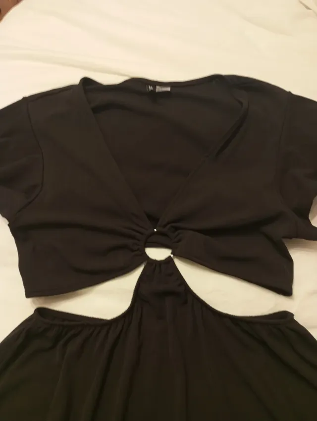 Vestido negro cut-out