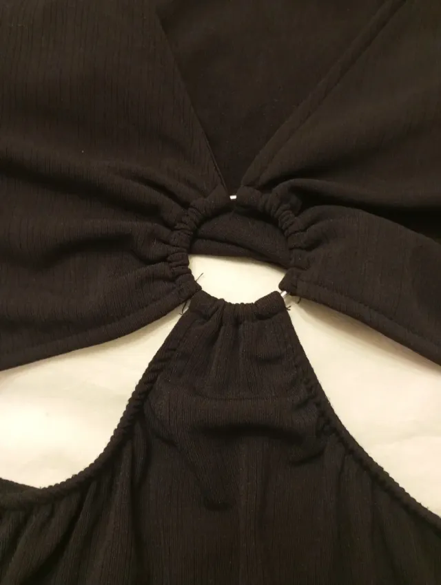 Vestido negro cut-out