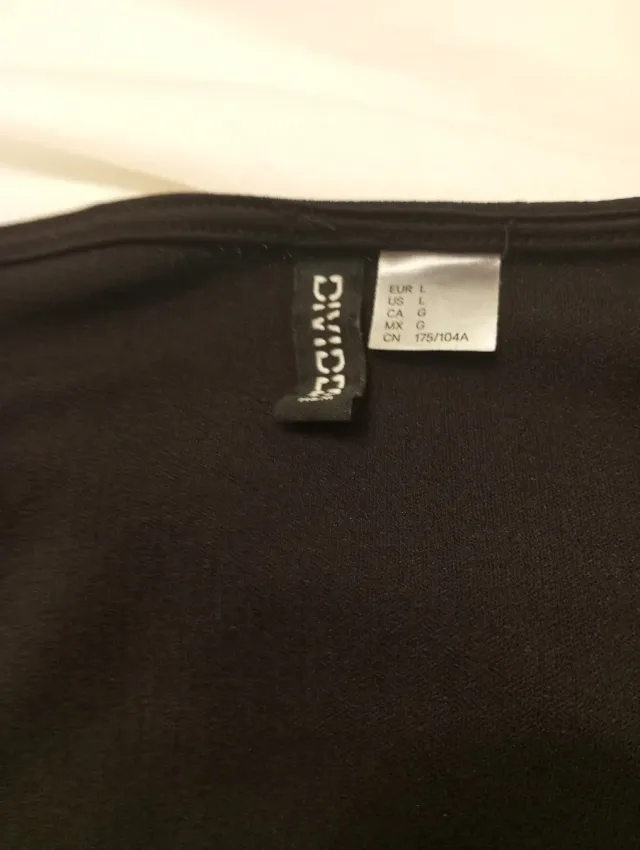 Vestido negro cut-out