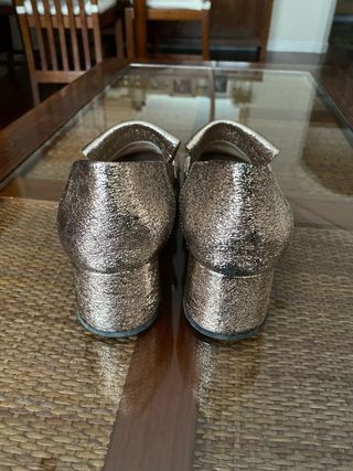 Zapatos Mango tacón metalizados dorados/plateados