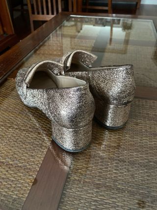 Zapatos Mango tacón metalizados dorados/plateados