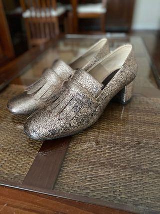 Zapatos Mango tacón metalizados dorados/plateados