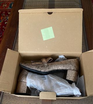 Zapatos Mango tacón metalizados dorados/plateados