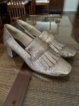 Zapatos Mango tacón metalizados dorados/plateados