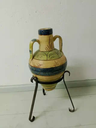 Cántaro antiguo con pie de metal