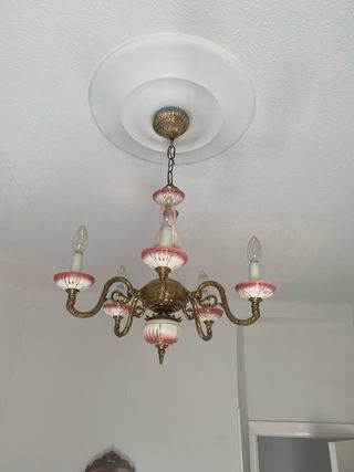 Lámpara de araña antigua de cristal y metal