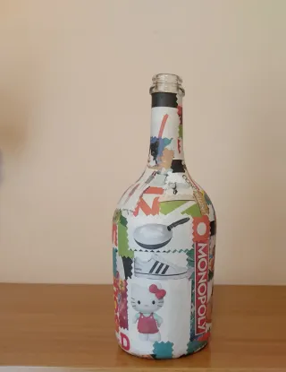 Bottiglia decorata collage giornali