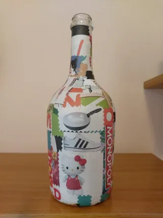 Bottiglia decorata collage giornali