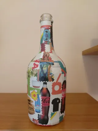 Bottiglia decorata collage giornali