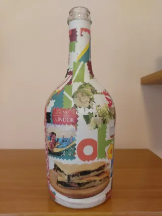 Bottiglia decorata collage giornali