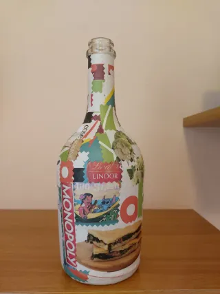 Bottiglia decorata collage giornali