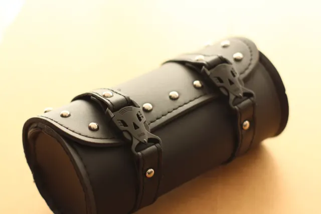 Alforja frontal para moto negra.