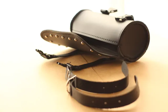 Alforja frontal para moto negra.