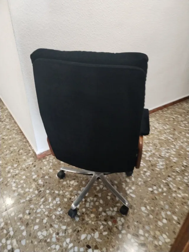 Silla giratoria negra con ruedas